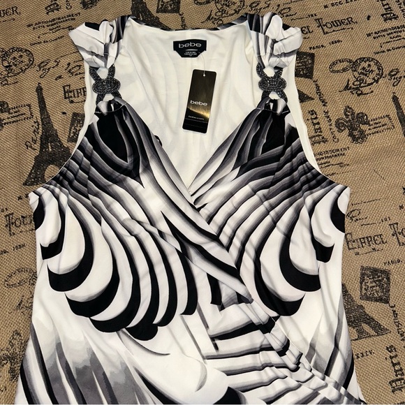 Bebe NWT! Abstract Black/White Print V-Neck Wrap Nude Metal Details Blouse - Picture 4 of 15
